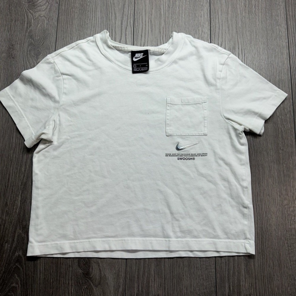 Nike Womens Sportswear Metallic Swoosh Small Pocket Tee White Cropped T-Shirt